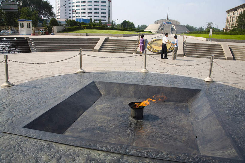 东方人,三个人,高楼大厦,栏杆,站,横图,室外,白天,正面,旅游,度假,热情,草地,草坪,植物,楼梯,标志建筑,大厦,地标,建筑,摩天大楼,火,北京,中国,亚洲,许多,行人,游客,游人,阴影,服装,光线,火焰,影子,阶梯,围栏,首都,很多,燃烧,注视,休闲装,黄种人,娱乐,建设,护栏,路人,旅客,台阶,草,树,树木,衣服,绿色,天空,阳光,自然,天,观察,看,站着,享受,休闲,休闲服,旅游胜地,放松,服饰,生长,成长,观看,察看,关注,东亚,中华人民共和国,北京市,京,北平,华北地区,西城区,过客,男人,男性,年轻男性,年轻女性,女人,女性,亚洲人,站立,彩图,全身,大楼,高层建筑,高楼,摩天楼,西长安街,中华世纪坛