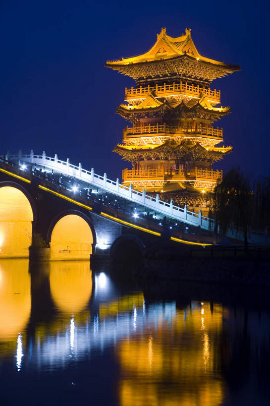 无人,公园,栏杆,竖图,彩色,室外,夜晚,正面,旅游,度假,激光,河流,水,楼梯,标志建筑,地标,建筑,霓虹灯,桥梁,夜景,中国,亚洲,许多,阴影,辐射,光线,扶手,瓦片,影子,柱子,阶梯,墙,屋檐,河水,水流,桥,灯光,七彩,很多,娱乐,光源,建设,石桥,护栏,霓虹,檐,拱桥,墙壁,墙面,台阶,灯,倒影,享受,休闲,旅游胜地,放松,拱形,人行桥,石拱桥,倒映,照明设备,开封,东亚,镭射,中华人民共和国,氖灯,河南,河南省,豫,华中地区,开封市,反照,彩图,莱塞,龙亭区,飞檐,清明上河园