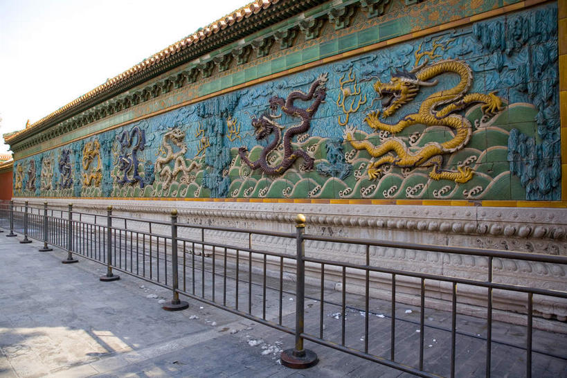 无人,故宫,宫殿,栏杆,横图,室外,白天,正面,旅游,度假,绘画,成功,名胜古迹,标志建筑,道路,地标,建筑,路,雕塑,北京,中国,亚洲,许多,阴影,遗迹,艺术,装饰,光线,龙,雕刻,雕像,浮雕,瓦片,影子,墙,屋檐,云,云朵,围栏,小路,交通,首都,很多,云彩,古迹,文化,文物,娱乐,建设,古建筑,护栏,檐,墙壁,墙面,石板路,祥云,白云,天空,阳光,工艺品,紫禁城,天,享受,休闲,旅游胜地,放松,纪念,美术,吉祥,高贵,主题,图腾,传说,陈列,古文明,东亚,皇极殿,中华人民共和国,东城区,北京市,京,北平,华北地区,功能,美学,吉利,祥瑞,灵兽,权势,尊荣,九龙壁,幸运,画画,彩图,故宫博物院,浅浮雕,宁寿宫,北京紫禁城,北京故宫,故宫九龙壁,皇极门