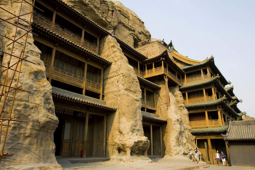 无人,寺庙,栏杆,横图,室外,白天,仰视,旅游,度假,名胜古迹,山,标志建筑,地标,建筑,大同,云岗石窟,中国,亚洲,许多,阴影,节日,遗迹,光线,瓦片,影子,柱子,屋檐,洞,山峰,围栏,山峦,很多,燃烧,古迹,文化,文物,娱乐,建设,古建筑,护栏,檐,蓝色,蓝天,天空,阳光,香火,庙宇,天,祈祷,享受,休闲,健康,旅游胜地,放松,许愿,宗教,洞穴,信仰,晴朗,纪念,祈求,古文明,东亚,山西,山西省,穴,万里无云,云冈石窟,中华人民共和国,华北地区,晋,大同市,平安,晴空,晴空万里,彩图,低角度拍摄,庙,寺,飞檐