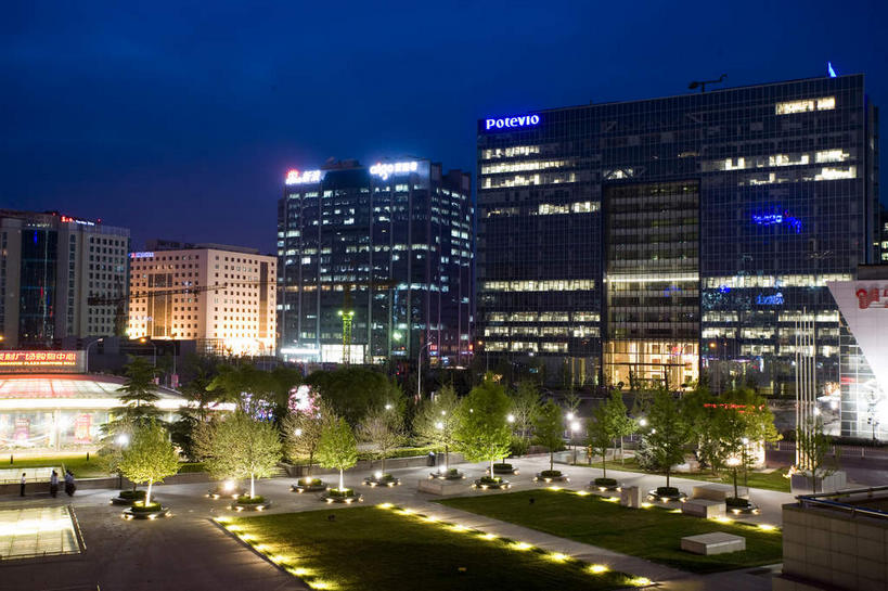 无人,高楼大厦,横图,室外,夜晚,正面,度假,美景,植物,窗户,落地窗,城市风光,标志建筑,城市,大厦,道路,地标,建筑,路,路灯,摩天大楼,公路,照明,北京,中国,亚洲,一排,许多,阴影,整齐,并列,并排,光线,影子,景观,灯光,交通,首都,很多,娱乐,建设,玻璃窗,灯,树,树木,排列,蓝色,绿色,蓝天,天空,自然,天,享受,休闲,景色,放松,生长,成长,照亮,照明设备,队列,平行,玻璃幕墙,东亚,海淀区,中关村,中华人民共和国,北京市,京,北平,华北地区,马路,彩图,大楼,高层建筑,高楼,摩天楼,国家自主创新示范区,中关村科技园