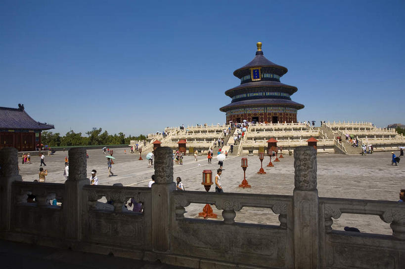 东方人,天坛,宫殿,栏杆,走,横图,室外,白天,正面,旅游,度假,名胜古迹,植物,楼梯,标志建筑,道路,地标,建筑,路,照明,北京,中国,亚洲,一排,许多,行人,游客,游人,阴影,服装,节日,遗迹,整齐,光线,灯笼,扶手,影子,阶梯,小路,交通,首都,很多,许多人,注视,休闲装,黄种人,古迹,文化,文物,娱乐,建设,古建筑,护栏,路人,旅客,石板路,台阶,树,树木,排列,衣服,蓝色,绿色,蓝天,天空,阳光,自然,灯具,天,观察,看,祈祷,祈福,一群人,享受,休闲,健康,休闲服,旅游胜地,放松,许愿,宗教,服饰,信仰,生长,晴朗,成长,观看,纪念,祈求,照亮,察看,宫廷,照明设备,队列,关注,祭天,古文明,东亚,万里无云,中华人民共和国,东城区,北京市,京,北平,华北地区,天坛公园,祈年殿,王宫,北京天坛,过客,祈谷坛,平安,男人,男性,年轻男性,年轻女性,女人,女性,亚洲人,晴空,晴空万里,步行,散步,走路,半身,彩图,皇宫,石灯笼,永定门内大街