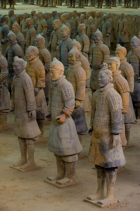 东方人,无人,站,竖图,俯视,室内,白天,旅游,度假,安全,成功,合作,团队,集体,信心,名胜古迹,标志建筑,地标,建筑,雕塑,兵马俑,西安,中国,亚洲,一排,许多,士兵,遗迹,艺术,整齐,装饰,并列,并排,雕刻,雕像,盔甲,建筑群,防护,很多,许多人,黄种人,古迹,文物,娱乐,建设,队伍,古建筑,排列,工艺品,站着,一群人,享受,休闲,墓地,旅游胜地,放松,纪念,保护,战马,军人,美术,领导,坟墓,陵墓,成就,队列,主题,保险,防御,平行,合伙,领袖,陈列,坟场,古文明,东亚,陕西,陕西省,军队,西安市,战车,中华人民共和国,省会,铠甲,功能,美学,防具,防卫,西北地区,陕,秦始皇陵兵马俑,八大奇迹,军事博物馆,平安,男人,男性,中年男性,亚洲人,站立,半身,彩图,高角度拍摄,武装组织,甲胄