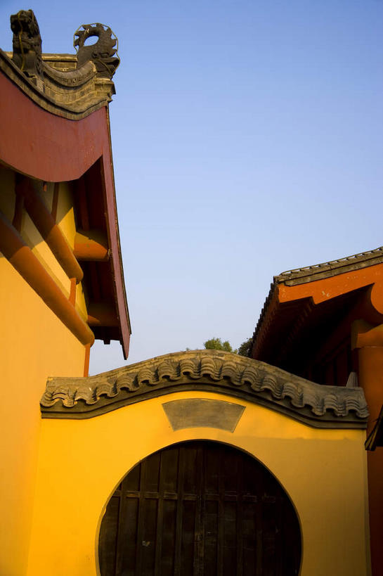 无人,公园,家,竖图,室外,白天,仰视,旅游,度假,名胜古迹,标志建筑,地标,建筑,中国,亚洲,阴影,遗迹,光线,瓦片,影子,房屋,墙,屋顶,屋檐,屋子,云,云朵,拱门,褐色,云彩,顶棚,古迹,文物,娱乐,建设,古建筑,楼房,檐,墙壁,墙面,住宅,蓝色,白云,蓝天,天空,阳光,天,享受,休闲,旅游胜地,放松,晴朗,开封,古文明,东亚,中华人民共和国,河南,河南省,豫,华中地区,开封市,晴空,彩图,低角度拍摄,房子,龙亭区,清明上河园