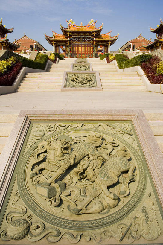 无人,寺庙,竖图,室外,白天,仰视,旅游,度假,名胜古迹,植物,楼梯,标志建筑,道路,地标,建筑,路,澳门,中国,亚洲,阴影,节日,环保,遗迹,光线,瓦片,影子,阶梯,屋顶,屋檐,云,云朵,小路,褐色,防护,交通,燃烧,云彩,顶棚,古迹,文化,文物,娱乐,建设,古建筑,檐,台阶,树,树木,蓝色,绿色,白云,蓝天,天空,阳光,自然,香火,庙宇,天,祈祷,享受,休闲,健康,旅游胜地,放松,许愿,宗教,信仰,生长,晴朗,成长,纪念,祈求,美好,美妙,间隔,古文明,东亚,港澳台,中华人民共和国,美观,雅观,澳门特别行政区,澳,绿篱,生篱,树篱,植篱,平安,晴空,彩图,低角度拍摄,庙,寺,路环,路环岛,澳门妈祖文化村,叠石塘山,塔石塘山