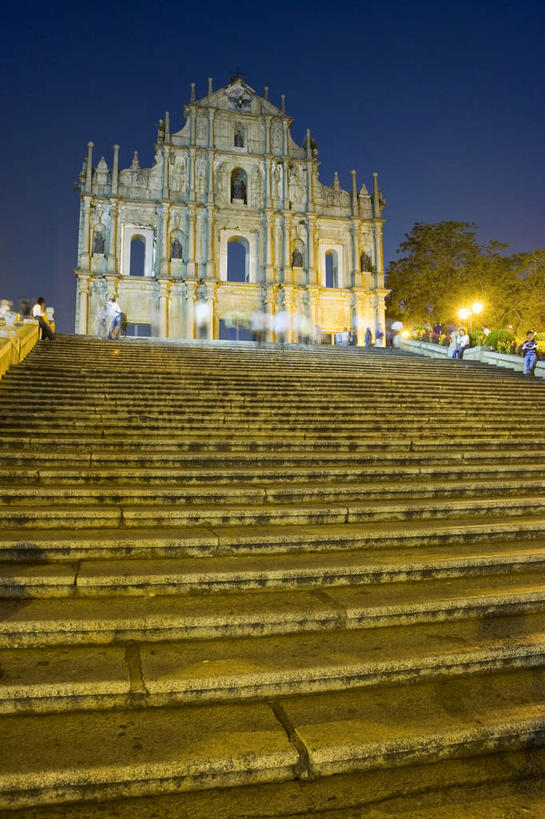 无人,家,教堂,竖图,室外,夜晚,仰视,旅游,度假,名胜古迹,楼梯,标志建筑,地标,建筑,路灯,照明,澳门,中国,亚洲,一排,许多,阴影,节日,遗迹,整齐,并列,并排,光线,影子,房屋,阶梯,屋子,牌坊,牌楼,灯光,很多,古迹,文化,文物,娱乐,建设,古建筑,楼房,废墟,台阶,住宅,灯,排列,祈祷,享受,休闲,健康,旅游胜地,放松,许愿,宗教,信仰,纪念,祈求,照亮,祭祀,照明设备,队列,表彰,荣誉,平行,信念,古文明,东亚,大三巴牌坊,港澳台,中华人民共和国,荣耀,澳门特别行政区,澳,平安,彩图,低角度拍摄,房子,大教堂,礼拜堂,传统文化,大三巴,圣保禄大教堂遗址