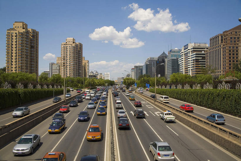 无人,高楼大厦,横图,室外,白天,正面,消失点,度假,美景,植物,窗户,落地窗,城市风光,城市,大厦,道路,建筑,路,摩天大楼,公路,汽车,北京,中国,亚洲,一排,许多,阴影,整齐,并列,并排,光线,影子,景观,云,云朵,分界线,停车线,交通,首都,很多,云彩,娱乐,玻璃窗,车,树,树木,排列,蓝色,绿色,白云,蓝天,天空,阳光,自然,交通工具,轿车,天,享受,休闲,景色,放松,生长,晴朗,成长,车行道,车行道分界线,队列,载具,标线,平行,玻璃幕墙,东亚,车行线,中华人民共和国,北京市,京,北平,华北地区,晴空,马路,彩图,没影点,灭点,大楼,高层建筑,高楼,摩天楼,北京二环路,二环路