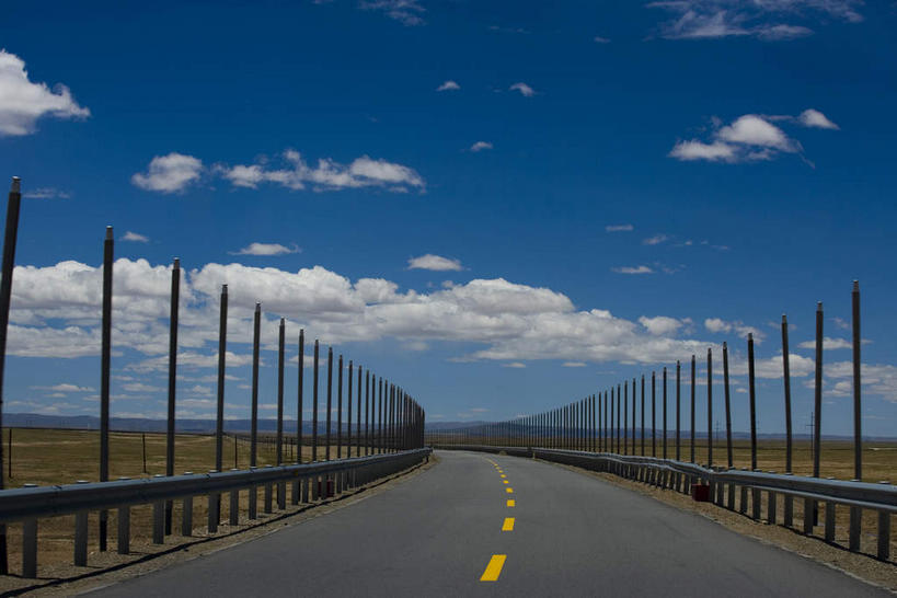 无人,栏杆,横图,室外,白天,正面,旅游,度假,美景,植物,道路,路,公路,中国,亚洲,一排,阴影,枯萎,曲折,弯曲,整齐,并列,并排,光线,影子,景观,云,云朵,围栏,分界线,枯草,停车线,交通,云彩,娱乐,护栏,西藏,草,排列,黄色,蓝色,白云,蓝天,天空,阳光,自然,天,享受,休闲,景色,放松,蜿蜒,晴朗,车行道,车行道分界线,队列,自然风光,标线,平行,藏,东亚,西藏自治区,车行线,中华人民共和国,西南地区,喀喇昆仑山脉,晴空,马路,彩图,黑河之山,黑水之山