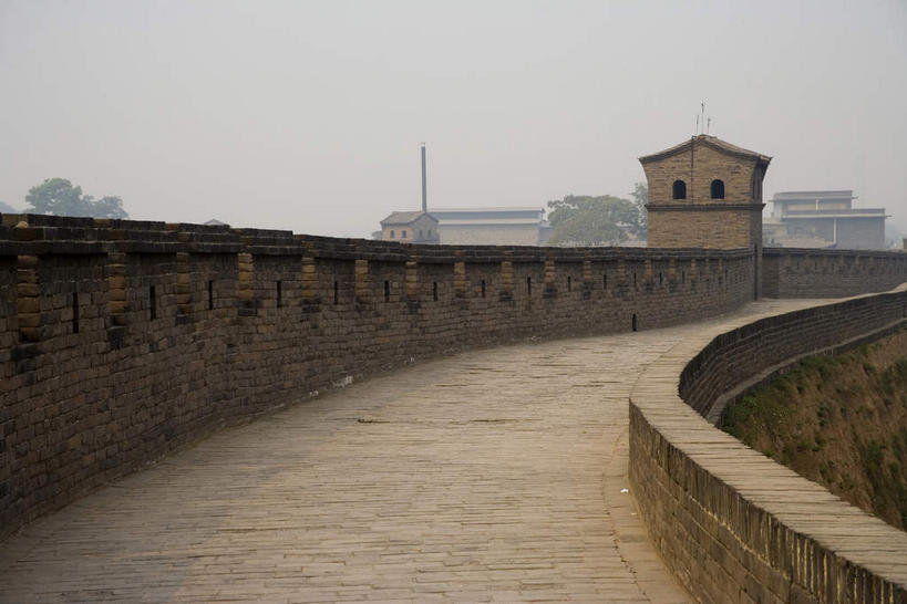 无人,横图,室外,白天,正面,旅游,度假,名胜古迹,植物,标志建筑,道路,地标,建筑,路,平遥,中国,亚洲,曲折,弯曲,遗迹,瓦片,墙,屋檐,乌云,云,阴天,云朵,小路,交通,云彩,古迹,文物,娱乐,建设,城墙,古建筑,檐,墙壁,墙面,树,树木,绿色,天空,自然,天,享受,休闲,旅游胜地,放松,蜿蜒,生长,成长,坚硬,昏暗,阴沉,防御,古文明,东亚,山西,山西省,中华人民共和国,华北地区,晋,晋中,晋中市,坚固,平遥县,彩图,平遥古城,平遥古镇