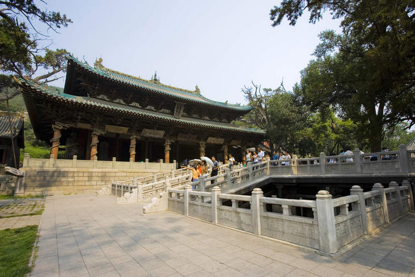 无人,寺庙,栏杆,横图,室外,白天,仰视,旅游,度假,名胜古迹,植物,楼梯,标志建筑,道路,地标,建筑,路,中国,亚洲,一排,许多,阴影,节日,遗迹,整齐,光线,扶手,瓦片,影子,柱子,阶梯,屋顶,屋檐,云,云朵,小路,交通,很多,燃烧,云彩,顶棚,古迹,文化,文物,娱乐,建设,古建筑,护栏,檐,台阶,树,树木,排列,蓝色,绿色,白云,蓝天,天空,阳光,自然,香火,庙宇,天,祈祷,享受,休闲,健康,旅游胜地,放松,许愿,宗教,信仰,生长,晴朗,成长,纪念,祈求,队列,古文明,东亚,山西,山西省,中华人民共和国,华北地区,省会,太原,太原市,晋,平安,晴空,彩图,低角度拍摄,庙,寺,晋祠,晋王祠,唐叔虞祠