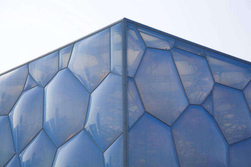 无人,体育馆,公园,运动场,横图,室外,白天,仰视,旅游,度假,标志建筑,地标,建筑,北京,中国,亚洲,阴影,光线,纹路,纹理,影子,墙,首都,娱乐,建设,体育场,墙壁,墙面,蓝色,天空,阳光,天,享受,休闲,旅游胜地,放松,东亚,肌理,中华人民共和国,北京市,京,北平,华北地区,朝阳区,运动馆,彩图,低角度拍摄,北京奥林匹克公园,国家游泳中心,水立方