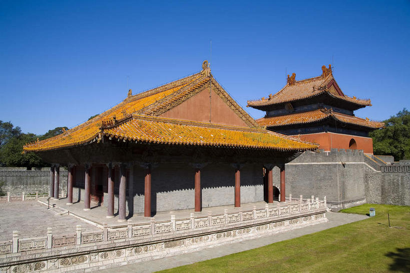 无人,宫殿,栏杆,横图,室外,白天,正面,旅游,度假,草地,草坪,名胜古迹,植物,标志建筑,地标,建筑,中国,亚洲,一排,许多,阴影,遗迹,整齐,光线,瓦片,影子,柱子,墙,屋檐,围栏,很多,古迹,文物,娱乐,建设,古建筑,护栏,檐,墙壁,墙面,草,树,树木,排列,黄色,蓝色,绿色,蓝天,天空,阳光,自然,天,享受,休闲,墓地,旅游胜地,放松,生长,晴朗,成长,坟墓,陵墓,宫廷,队列,坟场,古文明,东亚,辽宁,辽宁省,沈阳,万里无云,中华人民共和国,省会,沈阳市,辽,东北地区,王宫,晴空,晴空万里,彩图,皇宫,北陵,清昭陵,昭陵,飞檐