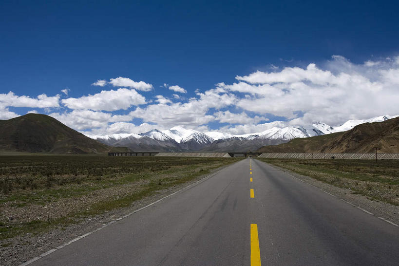 无人,横图,室外,白天,正面,消失点,旅游,度假,草地,草坪,美景,山,山脉,植物,道路,高速公路,路,公路,中国,亚洲,阴影,光线,影子,景观,山峰,云,云朵,分界线,停车线,交通,山峦,云彩,娱乐,西藏,草,蓝色,绿色,白云,蓝天,天空,阳光,自然,群山,天,享受,休闲,景色,放松,晴朗,车行道,车行道分界线,自然风光,标线,藏,东亚,西藏自治区,车行线,中华人民共和国,西南地区,喀喇昆仑山脉,晴空,马路,彩图,没影点,灭点,黑河之山,黑水之山,高等级公路