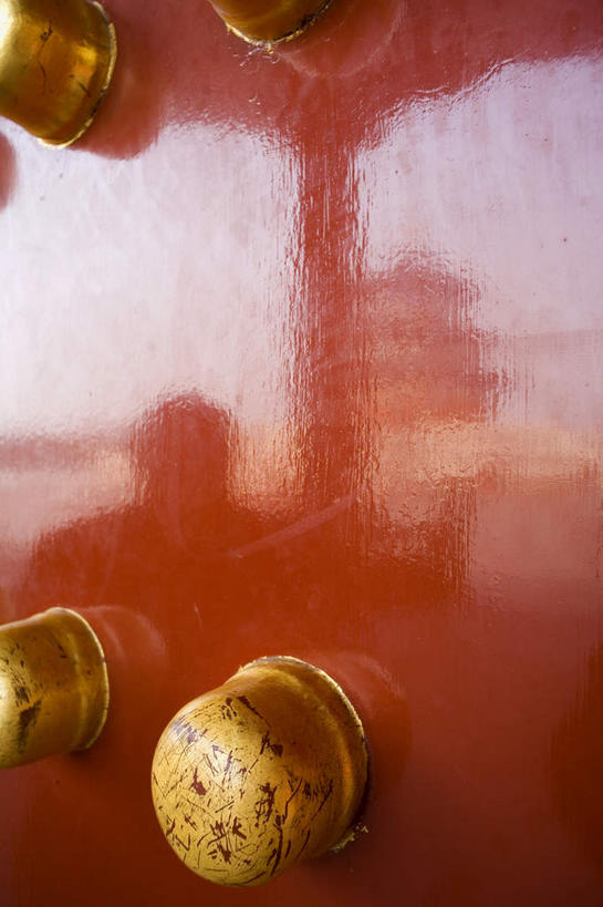 无人,天坛,竖图,室外,特写,白天,正面,旅游,度假,名胜古迹,门,标志建筑,地标,建筑,静物,北京,中国,亚洲,阴影,节日,遗迹,装饰,光线,影子,首都,古迹,文化,文物,娱乐,建设,古建筑,红色,阳光,门框,祈祷,祈福,四个,享受,休闲,健康,金色,旅游胜地,放松,许愿,宗教,信仰,纪念,华丽,修饰,祈求,点缀,祭天,古文明,东亚,中华人民共和国,东城区,北京市,京,北平,华北地区,天坛公园,衬托,美观,雅致,雅观,北京天坛,平安,彩图,永定门内大街,加固,门钉