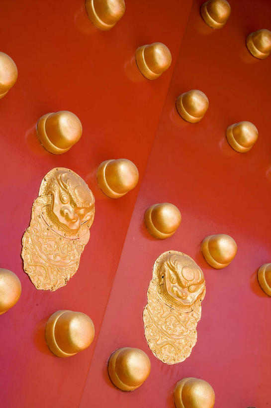 无人,故宫,宫殿,竖图,室外,特写,白天,仰视,门,静物,北京,中国,亚洲,一排,许多,整齐,装饰,并列,并排,首都,很多,排列,两个,红色,把手,门把手,门框,紫禁城,金色,华丽,修饰,门把,点缀,宫廷,队列,平行,东亚,中华人民共和国,东城区,北京市,京,北平,华北地区,衬托,美观,雅致,雅观,王宫,拉手,彩图,低角度拍摄,全画面,全框架,全帧,故宫博物院,皇宫,北京紫禁城,北京故宫,全画幅,加固,门钉