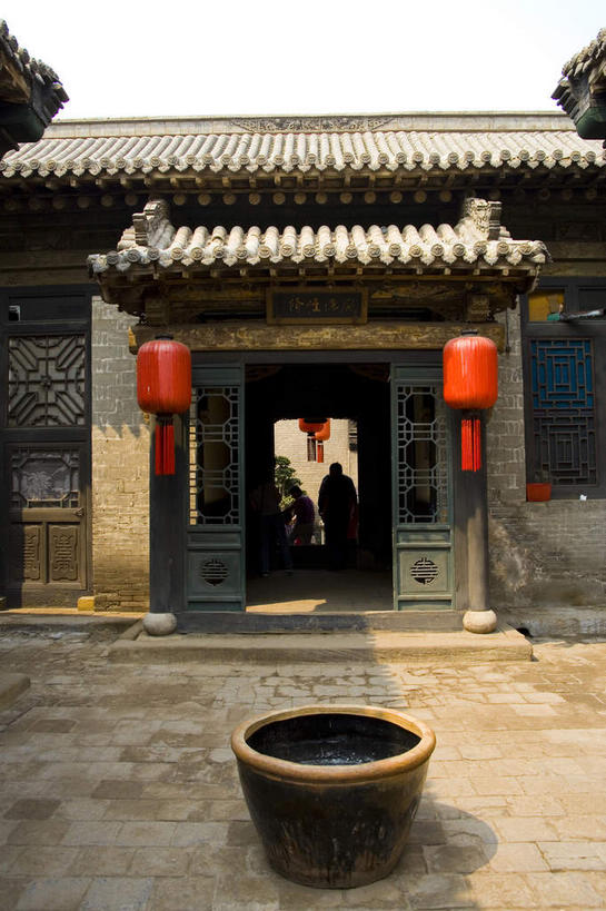 无人,家,竖图,室外,白天,正面,旅游,度假,名胜古迹,植物,门,标志建筑,道路,地标,建筑,路,照明,中国,亚洲,吊挂,悬挂,阴影,遗迹,光线,灯笼,盆栽,瓦片,影子,纸灯笼,陶瓷,房屋,墙,屋檐,屋子,小路,盆景,陶瓷制品,交通,挂,古迹,文物,娱乐,建设,古建筑,楼房,檐,墙壁,墙面,住宅,两个,一个,绿色,天空,阳光,自然,容器,灯具,门框,天,享受,休闲,旅游胜地,放松,生长,单个,成长,储藏,照亮,缸,照明设备,储存,古文明,东亚,山西,山西省,中华人民共和国,华北地区,晋,晋中,晋中市,乔家大院,彩图,房子,贮存,祁县