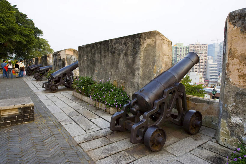 无人,横图,室外,白天,正面,度假,竞争,建材,美景,植物,城市风光,城市,建筑,澳门,中国,亚洲,一排,许多,对抗,阴影,整齐,冲突,光线,材料,影子,砖,砖块,墙,景观,云,云朵,很多,云彩,破坏,娱乐,城墙,墙壁,墙面,树,树木,排列,蓝色,绿色,白云,蓝天,天空,阳光,自然,天,享受,休闲,炮,武器,砖头,景色,放松,战争,建造,生长,晴朗,成长,坚硬,损坏,攻击,威胁,队列,对立,矛盾,火炮,兵器,防御,东亚,港澳台,中华人民共和国,敌对,挫败,斗争,抗拒,抗衡,杀伤,威慑,澳门特别行政区,澳,坚固,危险,石料,晴空,彩图,砌墙砖