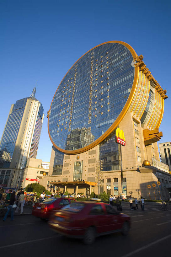 无人,高楼大厦,竖图,室外,白天,仰视,旅游,度假,窗户,落地窗,标志建筑,大厦,道路,地标,建筑,路,摩天大楼,公路,汽车,中国,亚洲,两辆,一排,许多,阴影,整齐,并列,并排,光线,影子,分界线,停车线,交通,很多,娱乐,建设,玻璃窗,车,排列,红色,蓝色,蓝天,天空,阳光,交通工具,轿车,天,享受,休闲,旅游胜地,放松,晴朗,车行道,车行道分界线,队列,载具,标线,平行,玻璃幕墙,东亚,车行线,辽宁,辽宁省,沈阳,万里无云,中华人民共和国,省会,沈阳市,辽,东北地区,晴空,晴空万里,马路,彩图,低角度拍摄,大楼,高层建筑,高楼,摩天楼,沈河区,沈阳方圆大厦