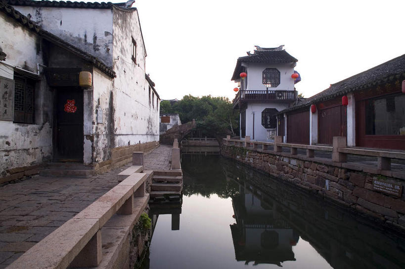 无人,横图,室外,白天,正面,旅游,度假,河流,名胜古迹,水,植物,标志建筑,地标,建筑,周庄,中国,亚洲,阴影,遗迹,光线,瓦片,影子,屋顶,屋檐,河水,水流,顶棚,古迹,文物,娱乐,建设,古建筑,江苏,檐,树,树木,绿色,倒影,天空,阳光,自然,天,享受,休闲,旅游胜地,放松,生长,成长,倒映,古文明,东亚,江苏省,昆山,昆山市,周庄镇,中华人民共和国,华东地区,苏,中国第一水乡,反照,鹿城,贞丰里,彩图