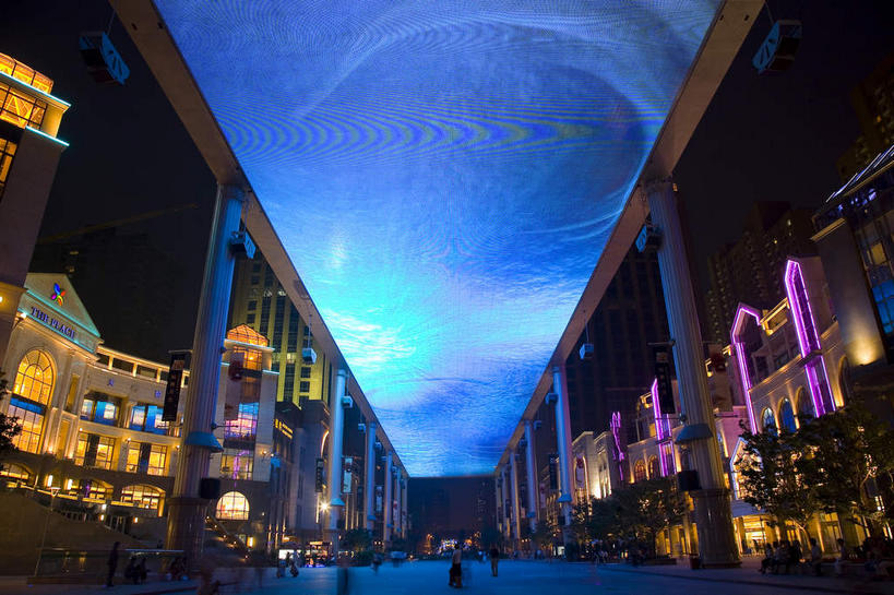 无人,高楼大厦,横图,室内,夜晚,仰视,旅游,度假,显示器,标志建筑,大厦,地标,建筑,摩天大楼,夜景,北京,中国,亚洲,阴影,光线,纹路,屏幕,纹理,影子,柱子,走道,走廊,过道,灯光,首都,娱乐,显示屏,建设,蓝色,享受,休闲,旅游胜地,放松,输出设备,东亚,肌理,中华人民共和国,北京市,京,北平,华北地区,拱廊,朝阳区,彩图,低角度拍摄,大楼,高层建筑,高楼,摩天楼,北京CBD,北京商务中心区,世贸天阶,中国北京大北窑