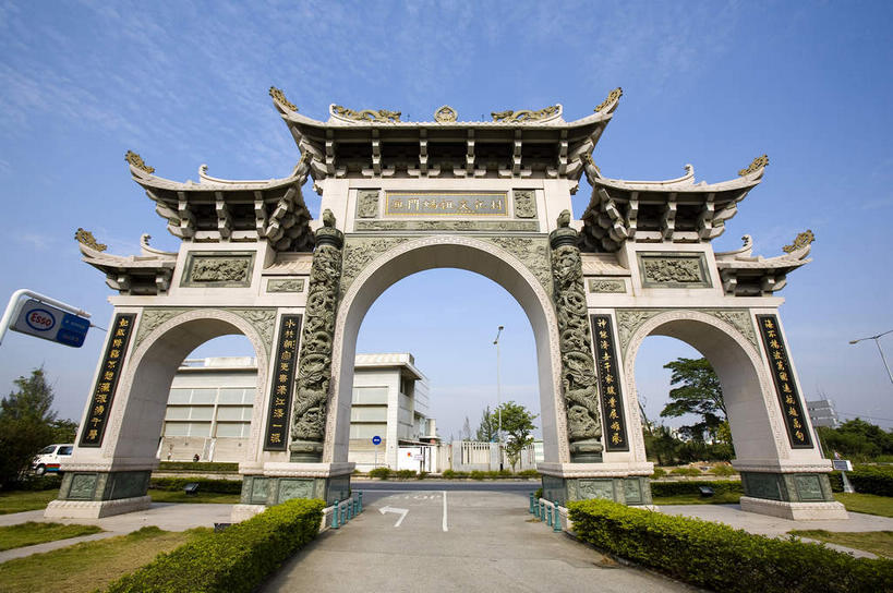 无人,寺庙,横图,室外,白天,仰视,旅游,度假,名胜古迹,植物,标志建筑,道路,地标,建筑,路,澳门,中国,亚洲,阴影,节日,环保,遗迹,光线,瓦片,影子,屋顶,屋檐,云,云朵,牌坊,牌楼,小路,塔,防护,交通,燃烧,云彩,顶棚,古迹,文化,文物,娱乐,建设,古建筑,檐,树,树木,蓝色,绿色,白云,蓝天,天空,阳光,自然,香火,庙宇,天,祈祷,享受,休闲,健康,旅游胜地,放松,许愿,宗教,信仰,生长,晴朗,成长,纪念,祈求,祭祀,美好,美妙,表彰,间隔,荣誉,古文明,东亚,妈祖阁,妈阁庙,港澳台,中华人民共和国,美观,雅观,荣耀,澳门特别行政区,澳,绿篱,生篱,树篱,植篱,平安,晴空,彩图,低角度拍摄,庙,寺,传统文化