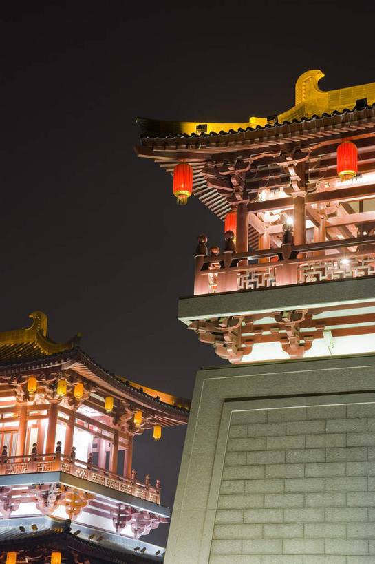 无人,栏杆,竖图,室外,夜晚,仰视,旅游,度假,名胜古迹,标志建筑,地标,建筑,照明,西安,中国,亚洲,吊挂,悬挂,阴影,遗迹,光线,灯笼,瓦片,影子,纸灯笼,柱子,墙,屋顶,屋檐,围栏,灯光,挂,顶棚,古迹,文物,娱乐,建设,城墙,古建筑,护栏,檐,墙壁,墙面,三个,红色,灯具,享受,休闲,旅游胜地,放松,城楼,坚硬,照亮,照明设备,防御,古文明,东亚,陕西,陕西省,西安市,中华人民共和国,省会,门楼,西北地区,陕,坚固,曲江新区,彩图,低角度拍摄,芙蓉园,大唐芙蓉园