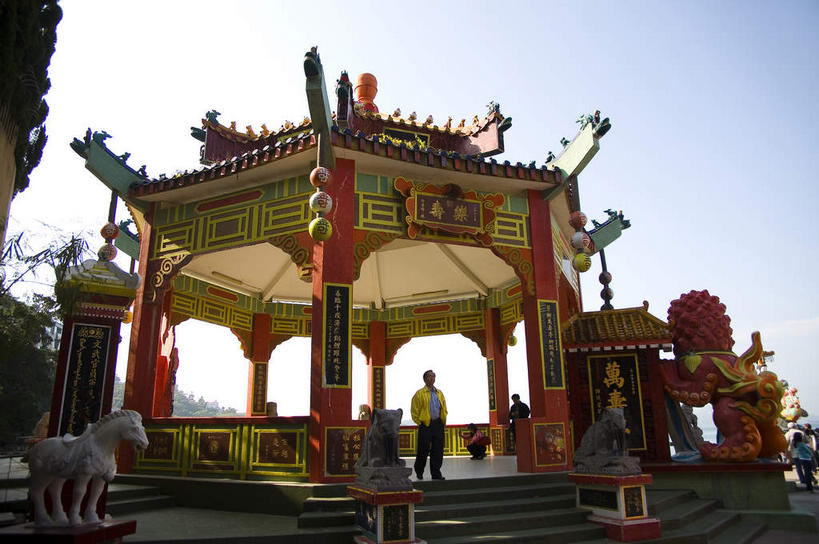 东方人,一个人,公园,站,横图,室外,白天,仰视,旅游,度假,名胜古迹,植物,楼梯,标志建筑,地标,建筑,香港,中国,亚洲,仅一个男性,仅一个人,阴影,服装,遗迹,光线,瓦片,影子,柱子,阶梯,亭子,屋檐,黄种人,古迹,文物,娱乐,建设,古建筑,檐,台阶,树,树木,仅一个年轻男性,衣服,蓝色,绿色,蓝天,天空,阳光,自然,凉亭,天,站着,享受,休闲,旅游胜地,放松,服饰,生长,晴朗,成长,港,衣着,穿着,古文明,东亚,浅水湾,万里无云,香港特别行政区,港澳台,中华人民共和国,衣饰,香港浅水湾,男人,男性,年轻男性,亚洲人,晴空,晴空万里,站立,彩图,低角度拍摄,全身,镇海楼,香港镇海楼,镇海楼公园