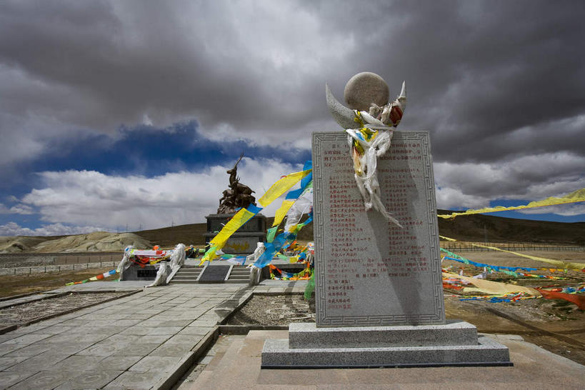 无人,横图,室外,白天,正面,旅游,度假,草地,草坪,石头,美景,植物,中国,亚洲,一排,许多,阴影,整齐,并列,并排,光线,石子,影子,景观,云,云朵,很多,云彩,娱乐,西藏,经幡,草,排列,蓝色,绿色,白云,蓝天,天空,阳光,自然,天,享受,休闲,景色,放松,晴朗,队列,自然风光,平行,藏,东亚,西藏自治区,风马旗,中华人民共和国,西南地区,喀喇昆仑山脉,石块,岩石,晴空,彩图,黑河之山,黑水之山