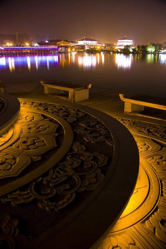 无人,宫殿,竖图,室外,夜晚,正面,旅游,度假,名胜古迹,标志建筑,道路,地标,建筑,路,路灯,照明,雕塑,西安,中国,亚洲,阴影,曲折,弯曲,遗迹,艺术,装饰,光线,雕刻,雕像,瓦片,影子,墙,屋顶,屋檐,池塘,水池,小路,灯光,交通,顶棚,古迹,文物,娱乐,建设,古建筑,檐,墙壁,墙面,灯,倒影,工艺品,享受,休闲,旅游胜地,放松,蜿蜒,纪念,照亮,美术,倒映,宫廷,照明设备,主题,陈列,古文明,东亚,陕西,陕西省,西安市,中华人民共和国,省会,功能,美学,西北地区,陕,王宫,反照,曲江新区,彩图,皇宫,芙蓉园,大唐芙蓉园