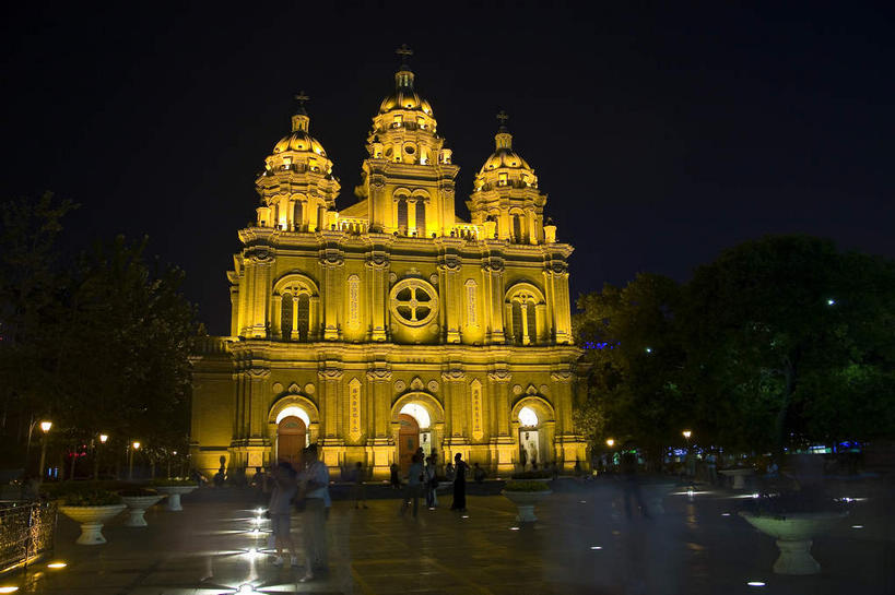 无人,教堂,横图,室外,夜晚,正面,旅游,度假,名胜古迹,植物,标志建筑,道路,地标,建筑,路,北京,中国,亚洲,阴影,节日,遗迹,时间,光线,时钟,影子,小路,钟楼,灯光,交通,首都,计时,古迹,文化,文物,娱乐,建设,古建筑,树,树木,绿色,自然,钟表,王府井,祈祷,享受,休闲,健康,表,旅游胜地,放松,许愿,宗教,信仰,生长,成长,纪念,祈求,信念,古文明,东亚,中华人民共和国,东城区,北京市,京,北平,华北地区,塔钟,王府井大街,平安,钟,彩图,大教堂,礼拜堂,东堂,王府井天主堂