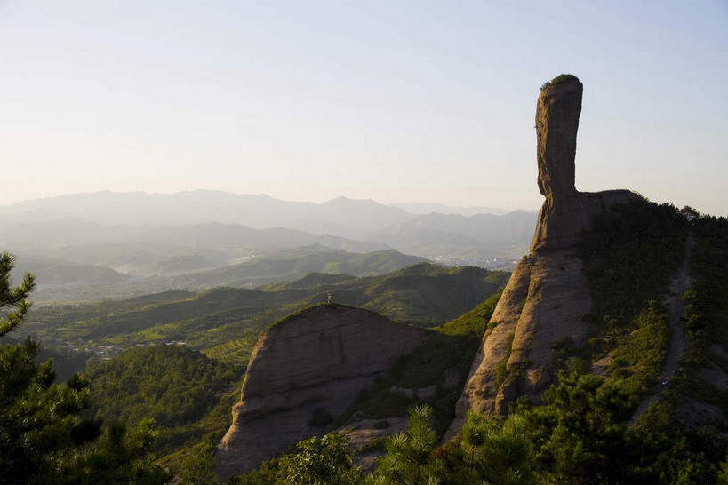 无人,公园,横图,室外,白天,正面,旅游,度假,石头,美景,山,山脉,植物,中国,亚洲,阴影,光线,石子,影子,景观,山峰,悬崖,山峦,娱乐,树,树木,蓝色,绿色,蓝天,天空,阳光,自然,群山,天,享受,休闲,景色,放松,生长,晴朗,成长,自然风光,东亚,万里无云,中华人民共和国,华北地区,河北,河北省,冀,绝壁,承德,承德市,石块,岩石,晴空,晴空万里,彩图,磬锤峰,棒槌山,磬锤峰国家级森林公园