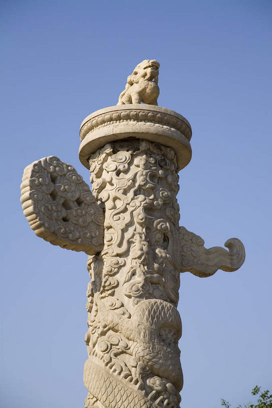 无人,公园,竖图,室外,白天,仰视,旅游,度假,名胜古迹,标志建筑,地标,建筑,北海公园,北京,中国,亚洲,阴影,遗迹,装饰,光线,纹路,纹理,影子,柱子,首都,古迹,文物,娱乐,建设,古建筑,华表,石柱,一个,蓝色,蓝天,天空,阳光,天,享受,休闲,旅游胜地,放松,晴朗,单个,华丽,修饰,点缀,古文明,东亚,万里无云,肌理,中华人民共和国,北京市,京,北平,华北地区,衬托,美观,雅致,雅观,北京北海公园,晴空,晴空万里,彩图,低角度拍摄,桓表