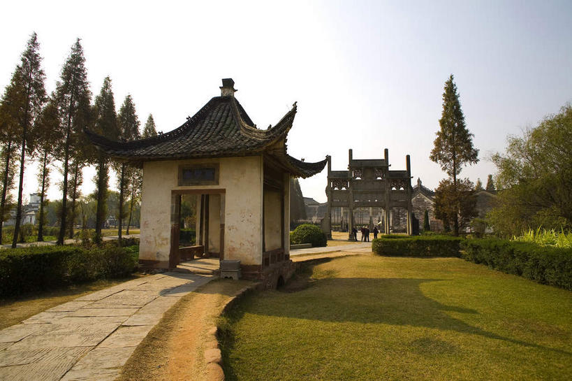 无人,横图,室外,白天,正面,旅游,度假,草地,草坪,黄山,植物,标志建筑,道路,地标,建筑,路,中国,亚洲,阴影,曲折,弯曲,光线,瓦片,影子,墙,屋顶,屋檐,牌坊,牌楼,小路,交通,顶棚,文化,娱乐,建设,檐,墙壁,墙面,草,树,树木,蓝色,绿色,蓝天,天空,阳光,自然,天,享受,休闲,旅游胜地,放松,蜿蜒,生长,成长,纪念,祭祀,表彰,荣誉,东亚,安徽,安徽省,黄山市,歙县,中华人民共和国,华东地区,荣耀,皖,棠樾村,棠樾牌坊,棠樾牌坊群,彩图,传统文化,郑村镇