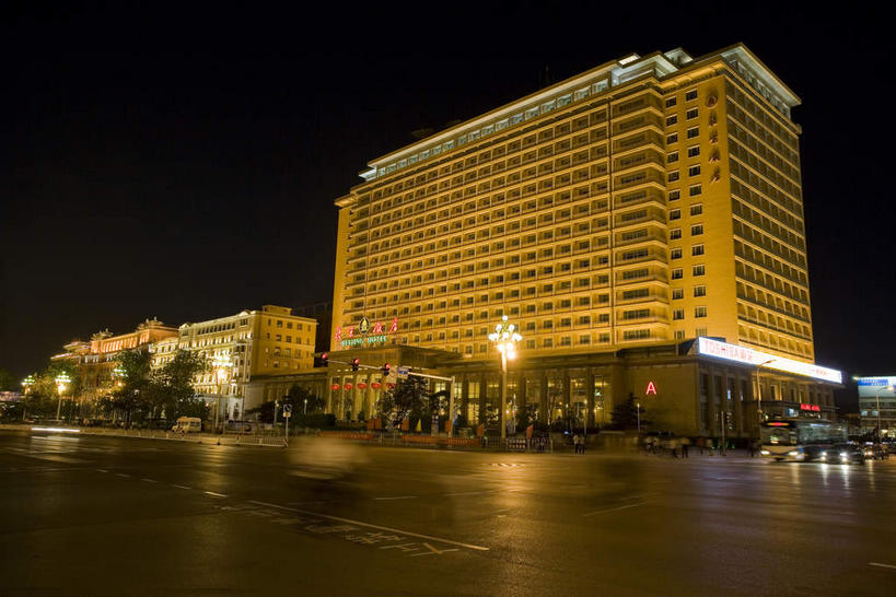 无人,高楼大厦,横图,室外,夜晚,仰视,度假,美景,植物,窗户,城市风光,城市,大厦,道路,建筑,路,路灯,摩天大楼,公路,照明,北京,中国,亚洲,一排,许多,阴影,整齐,光线,影子,柱子,墙,景观,灯光,交通,首都,很多,娱乐,建设,玻璃窗,墙壁,墙面,灯,树,树木,排列,绿色,自然,享受,休闲,景色,放松,生长,成长,照亮,照明设备,队列,长安街,东亚,中华人民共和国,北京市,京,北平,华北地区,马路,彩图,低角度拍摄,大楼,高层建筑,高楼,摩天楼,神州第一街