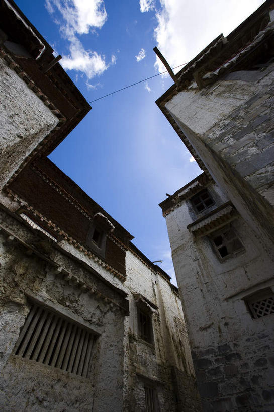 无人,寺庙,竖图,室外,白天,仰视,旅游,度假,名胜古迹,窗户,标志建筑,地标,建筑,中国,亚洲,许多,阴影,节日,遗迹,光线,影子,墙,云,云朵,很多,云彩,古迹,破坏,文化,文物,娱乐,建设,古建筑,西藏,破损,玻璃窗,墙壁,墙面,蓝色,白色,白云,蓝天,天空,阳光,庙宇,天,祈祷,享受,休闲,健康,旅游胜地,放松,许愿,宗教,佛教,信仰,晴朗,纪念,祈求,损坏,藏,古文明,东亚,西藏自治区,喇嘛教,藏传佛教,扎什伦布寺,日喀则,日喀则市,中华人民共和国,西南地区,释教,尼色日山,平安,晴空,彩图,低角度拍摄,庙,寺,格鲁派寺院,吉祥须弥寺,藏语系佛教,西藏佛教