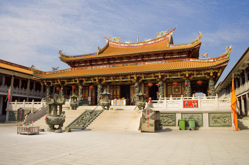 无人,寺庙,栏杆,横图,室外,白天,仰视,旅游,度假,名胜古迹,楼梯,标志建筑,道路,地标,建筑,路,照明,澳门,中国,亚洲,一排,许多,吊挂,悬挂,阴影,节日,遗迹,整齐,光线,灯笼,扶手,瓦片,香炉,影子,纸灯笼,柱子,阶梯,墙,屋檐,云,云朵,小路,交通,很多,燃烧,挂,云彩,古迹,文化,文物,娱乐,建设,古建筑,护栏,檐,墙壁,墙面,石板路,台阶,排列,黄色,红色,蓝色,白云,蓝天,天空,阳光,香火,灯具,庙宇,天,祈祷,享受,休闲,健康,旅游胜地,放松,许愿,宗教,信仰,晴朗,纪念,祈求,照亮,祭奠,祭祀,照明设备,队列,祭坛,古文明,东亚,妈祖阁,妈阁庙,港澳台,中华人民共和国,澳门特别行政区,澳,敬拜,平安,晴空,彩图,低角度拍摄,庙,寺,飞檐