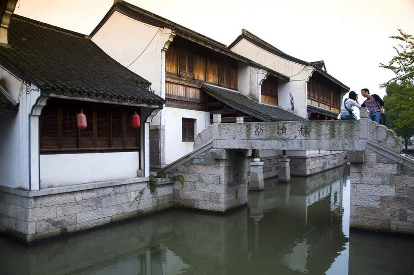 东方人,无人,两个人,家,站,横图,室外,白天,仰视,旅游,度假,河流,名胜古迹,水,植物,窗户,标志建筑,地标,建筑,桥梁,照明,中国,亚洲,一排,许多,行人,游客,游人,吊挂,悬挂,阴影,服装,遗迹,整齐,光线,标志,灯笼,文字,影子,纸灯笼,字符,房屋,墙,屋顶,屋子,河水,水流,桥,褐色,很多,挂,顶棚,注视,休闲装,黄种人,古迹,文物,娱乐,标识,建设,古建筑,石桥,浙江,楼房,路人,旅客,玻璃窗,墙壁,墙面,住宅,树,树木,浙江省,排列,两个,衣服,红色,绿色,白色,倒影,天空,阳光,自然,灯具,天,观察,看,站着,享受,休闲,休闲服,汉字,旅游胜地,放松,服饰,生长,成长,观看,人行桥,照亮,察看,倒映,照明设备,队列,关注,中文,古文明,东亚,绍兴,柯岩,中华人民共和国,华东地区,浙,国文,华文,绍兴市,反照,过客,男人,男性,年轻男性,年轻女性,女人,女性,亚洲人,站立,彩图,低角度拍摄,房子,柯岩风景区,绍兴柯岩风景区,鲁镇