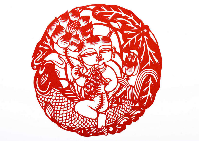 东方人,儿童,一个人,无人,站,横图,俯视,室内,特写,白天,白色背景,民族服装,纯洁,桌子,莲花,鲤鱼,静物,叶子,亚洲,仅一个女性,仅一个人,一条,一张,内衣,艺术,盛开,鱼,纸艺,手工艺品,荷叶,花蕾,注视,黄种人,文化,水产,鱼类,花,花瓣,花朵,鲜花,小孩,红色,抹胸,纸制品,工艺品,剪纸,花苞,花蕊,观察,看,站着,仅一个小孩,肚兜,可爱,童年,童趣,摄影,影棚,观看,察看,高雅,富贵,神圣,关注,摄影棚,水生动物,水生物,童真,烂漫,无邪,纯净,自信心,品位,莲叶,剪画,刻纸,六月花神,正直,天真,鞭蕖,鞭蓉,芙蕖,菡萏,荷花,六月春,藕花,水旦,水芙蓉,水华,水芸,溪客,女孩,女人,女性,亚洲人,孩子,叶,叶片,鲤子,鲤拐子,站立,彩图,高角度拍摄,全身,影棚拍摄,传统服装,民俗服,拍摄,淡水生物,河鲜,女生