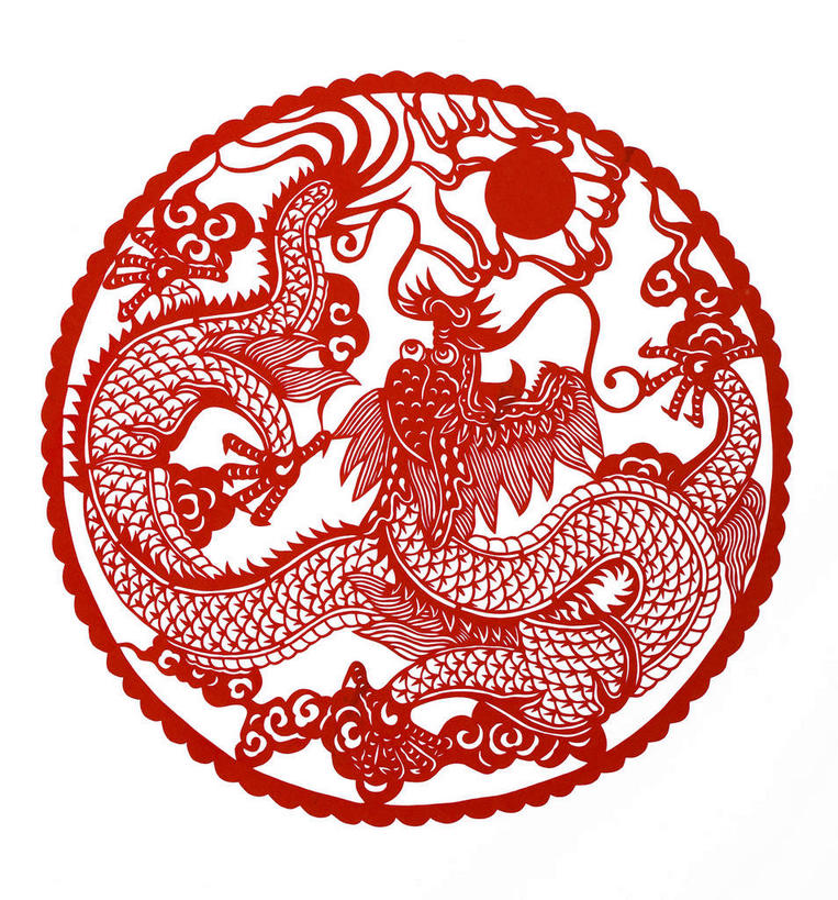 无人,竖图,俯视,室内,特写,白天,白色背景,成功,桌子,静物,一条,一张,飞翔,艺术,飞行,龙,纸艺,柱子,手工艺品,云,云朵,翱翔,云彩,注视,文化,飞,祥云,红色,白云,纸制品,工艺品,剪纸,观察,看,张嘴,摄影,影棚,观看,吉祥,察看,高雅,高贵,关注,摄影棚,图腾,传说,张大嘴巴,吉利,自信心,品位,剪画,刻纸,祥瑞,灵兽,权势,尊荣,幸运,张开嘴,抬头,仰头,彩图,高角度拍摄,全身,影棚拍摄,拍摄