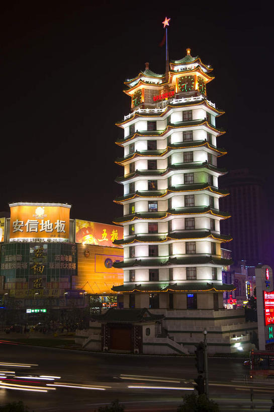 无人,高楼大厦,竖图,彩色,室外,夜晚,长时间曝光,仰视,度假,美景,窗户,城市风光,城市,大厦,道路,建筑,路,路灯,摩天大楼,霓虹灯,公路,照明,中国,亚洲,一排,许多,阴影,整齐,时间,光线,标志,时钟,文字,影子,字符,墙,景观,塔,灯光,七彩,交通,很多,计时,娱乐,光源,标识,建设,霓虹,玻璃窗,墙壁,墙面,灯,排列,钟表,享受,休闲,汉字,表,景色,放松,照亮,照明设备,队列,中文,曝光,东亚,中华人民共和国,省会,氖灯,国文,华文,塔钟,郑州,郑州市,河南,河南省,豫,华中地区,钟,马路,彩图,低角度拍摄,大楼,高层建筑,高楼,摩天楼,二七广场,二七区