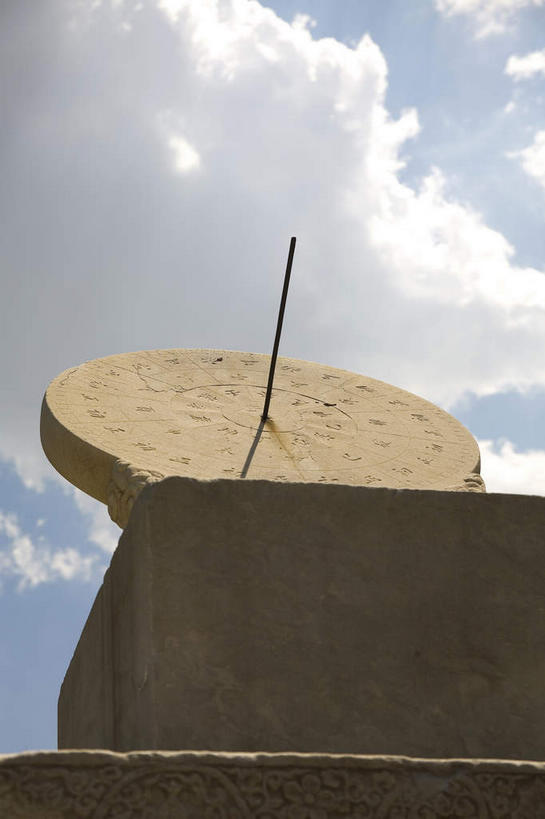 无人,竖图,室外,白天,仰视,旅游,度假,标志建筑,地标,建筑,北京,中国,亚洲,阴影,时间,光线,影子,云,云朵,首都,计时,云彩,娱乐,建设,一个,蓝色,白云,蓝天,天空,阳光,天,享受,休闲,旅游胜地,放松,晴朗,单个,准确,精准,日晷,东亚,中华人民共和国,北京市,京,北平,华北地区,日规,晴空,彩图,低角度拍摄,西直门,北京天文馆