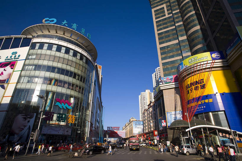 无人,高楼大厦,商店,横图,室外,白天,仰视,购物,度假,消费,美景,植物,窗户,落地窗,城市风光,超市,城市,大厦,道路,建筑,路,摩天大楼,商场,公路,汽车,中国,亚洲,一排,许多,阴影,整齐,并列,并排,光线,影子,景观,分界线,停车线,交通,很多,娱乐,玻璃窗,车,树,树木,排列,蓝色,绿色,蓝天,天空,阳光,自然,交通工具,轿车,天,享受,休闲,景色,放松,金融,百货,生长,晴朗,成长,车行道,车行道分界线,队列,载具,标线,平行,选购,玻璃幕墙,贸易,百货公司,东亚,车行线,辽宁,辽宁省,沈阳,万里无云,中华人民共和国,省会,血拼,沈阳市,辽,东北地区,晴空,晴空万里,马路,彩图,低角度拍摄,大楼,高层建筑,高楼,购物商场,购物中心,摩天楼,商业中心