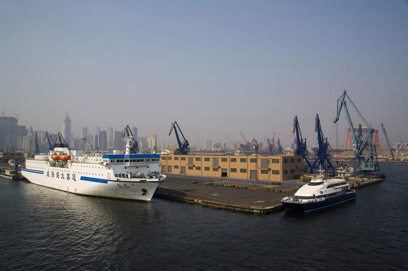 无人,码头,横图,室外,白天,正面,度假,技术,海浪,海洋,美景,城市风光,城市,港口,建筑,轮船,船,大连,中国,亚洲,阴影,光线,影子,景观,浪花,云,云朵,两艘,云彩,娱乐,设备,施工,蓝色,白色,白云,蓝天,天空,阳光,海水,交通工具,天,享受,休闲,机械,起重机,景色,放松,晴朗,吊机,工程,载具,海景,东亚,辽宁,辽宁省,大连市,星海广场,星海湾广场,中华人民共和国,辽,东北地区,集装箱码头,大海,风浪,海,海水的波动,近岸浪,涌浪,晴空,彩图,摆渡口,埠头,渡口,渡头,港湾,海港,货运码头,口岸,商港