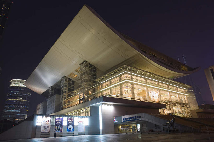 无人,横图,室外,夜晚,仰视,旅游,度假,窗户,落地窗,标志建筑,道路,地标,建筑,剧院,路,路灯,夜景,照明,上海,中国,亚洲,一排,许多,阴影,整齐,并列,并排,光线,瓦片,影子,屋檐,小路,灯光,交通,很多,娱乐,建设,檐,玻璃窗,灯,排列,人民广场,享受,休闲,旅游胜地,放松,上海大剧院,照亮,申,照明设备,队列,平行,玻璃幕墙,黄浦区,东亚,上海市,中华人民共和国,沪,华东地区,上海人民广场,彩图,低角度拍摄,剧场