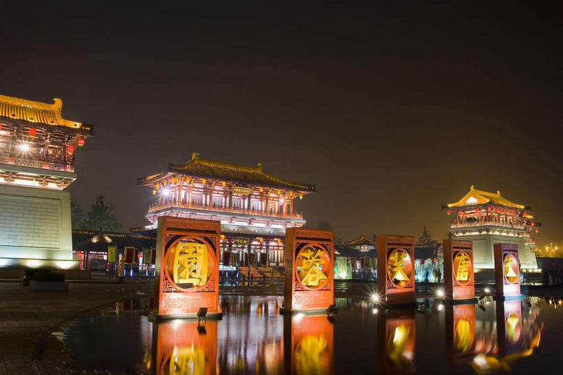 无人,宫殿,横图,彩色,室外,夜晚,正面,旅游,度假,河流,名胜古迹,水,标志建筑,地标,建筑,霓虹灯,西安,中国,亚洲,阴影,遗迹,光线,瓦片,影子,柱子,屋顶,屋檐,河水,水流,灯光,七彩,顶棚,古迹,文物,娱乐,光源,建设,古建筑,霓虹,檐,灯,倒影,享受,休闲,旅游胜地,放松,倒映,宫廷,照明设备,古文明,东亚,陕西,陕西省,西安市,中华人民共和国,省会,氖灯,西北地区,陕,王宫,反照,曲江新区,彩图,皇宫,芙蓉园,大唐芙蓉园