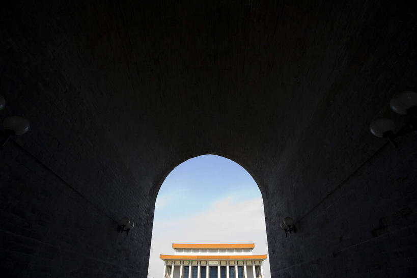 无人,家,横图,室外,白天,仰视,旅游,度假,标志建筑,地标,建筑,北京,天安门广场,中国,亚洲,一排,许多,阴影,整齐,光线,瓦片,影子,柱子,房屋,屋檐,屋子,云,云朵,拱门,首都,很多,云彩,娱乐,建设,楼房,檐,住宅,排列,蓝色,白云,蓝天,天空,阳光,天,享受,休闲,旅游胜地,放松,晴朗,队列,东亚,中华人民共和国,东城区,北京市,京,北平,华北地区,毛主席纪念堂,晴空,彩图,低角度拍摄,房子