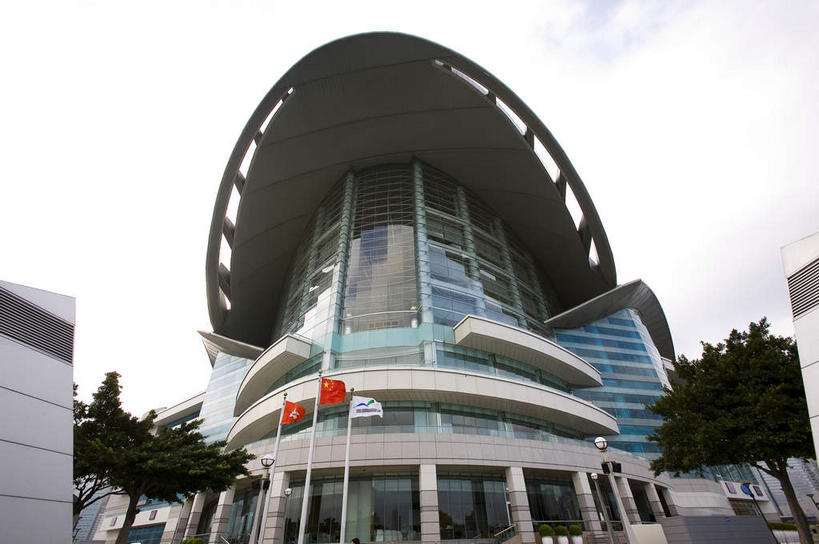 无人,高楼大厦,横图,室外,白天,仰视,旅游,度假,植物,窗户,落地窗,标志建筑,大厦,地标,建筑,摩天大楼,旗帜,香港,中国,亚洲,两面,一排,许多,阴影,整齐,并列,并排,飘扬,光线,瓦片,影子,屋檐,云,云朵,很多,云彩,娱乐,旗子,建设,檐,玻璃窗,树,树木,排列,红色,蓝色,绿色,白云,蓝天,天空,阳光,自然,天,享受,休闲,旅游胜地,放松,生长,晴朗,成长,飘逸,港,队列,飞扬,平行,玻璃幕墙,东亚,香港会议展览中心,湾仔,金紫荆广场,香港岛,香港特别行政区,港澳台,中华人民共和国,旌旗,旗号,湾仔区,金紫荆花广场,香港会展中心,香港金紫荆广场,港岛,晴空,彩图,低角度拍摄,大楼,高层建筑,高楼,摩天楼