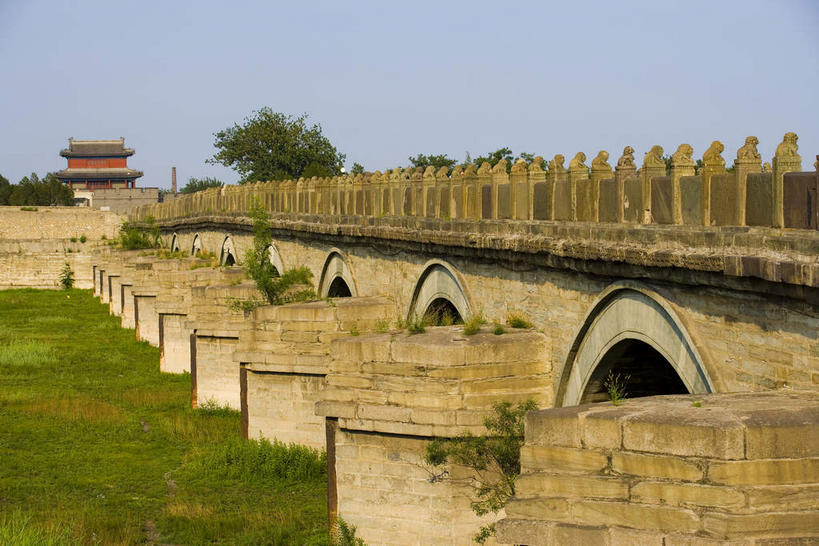 无人,家,栏杆,横图,室外,白天,正面,旅游,度假,草地,草坪,植物,标志建筑,地标,建筑,桥梁,北京,中国,亚洲,阴影,光线,影子,房屋,屋子,围栏,桥,首都,娱乐,建设,石桥,护栏,楼房,拱桥,住宅,草,蓝色,绿色,蓝天,天空,阳光,天,享受,休闲,旅游胜地,放松,拱形,晴朗,人行桥,石拱桥,东亚,万里无云,中华人民共和国,北京市,京,北平,华北地区,丰台区,晴空,晴空万里,彩图,房子,永定河,卢沟桥,芦沟桥