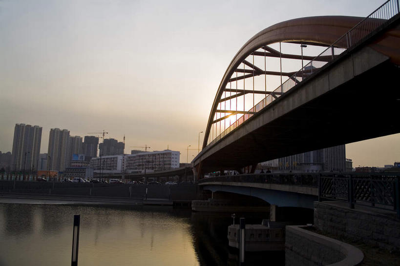 无人,高楼大厦,横图,室外,白天,仰视,度假,河流,美景,日落,水,窗户,落地窗,城市风光,城市,大桥,大厦,建筑,摩天大楼,桥梁,天津,中国,亚洲,一排,许多,整齐,并列,并排,河水,景观,水流,晚霞,霞光,落日,建筑群,桥,很多,背光,娱乐,建设,玻璃窗,排列,倒影,黄昏,享受,休闲,景色,彩霞,放松,倒映,队列,平行,逆光,玻璃幕墙,东亚,跨线桥,中华人民共和国,华北地区,天津市,河北区,红桥区,夕照,反照,薄暮,夕阳,彩图,低角度拍摄,傍晚,大楼,高层建筑,高楼,摩天楼,斜阳,津,金钢桥