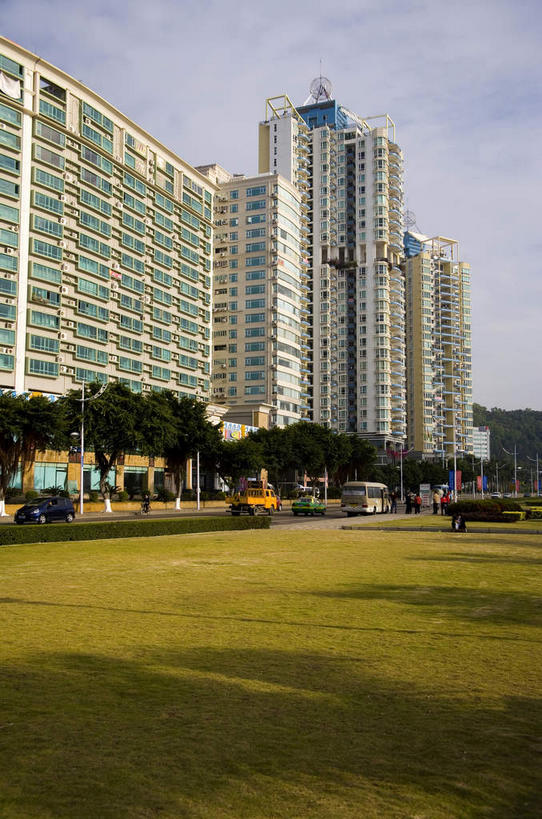 东方人,高楼大厦,走,竖图,室外,白天,仰视,度假,草地,草坪,美景,植物,窗户,城市风光,城市,大厦,道路,建筑,路,路灯,摩天大楼,公路,照明,中国,亚洲,一排,许多,行人,阴影,服装,整齐,光线,影子,墙,景观,云,云朵,灯光,交通,很多,许多人,云彩,注视,休闲装,黄种人,娱乐,建设,路人,玻璃窗,墙壁,墙面,灯,草,树,树木,排列,衣服,蓝色,绿色,白云,蓝天,天空,阳光,自然,天,观察,看,一群人,享受,休闲,休闲服,景色,放松,服饰,生长,晴朗,成长,观看,照亮,察看,照明设备,队列,关注,东亚,广东,珠海,广东省,中华人民共和国,华南地区,粤,珠海市,过客,男人,男性,年轻男性,年轻女性,女人,女性,亚洲人,晴空,马路,步行,散步,走路,半身,彩图,低角度拍摄,大楼,高层建筑,高楼,摩天楼,珠海香洲,香洲区,香洲,珠海情侣路,珠海情侣路观光带